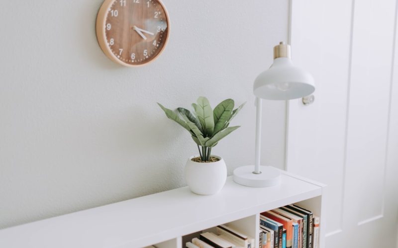 Photo White desk lamp