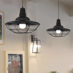 Lámpara colgante de hierro de estilo industrial para restaurante.