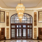 Esplendor europeo: el candelabro del hotel de lujo