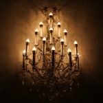 Esplendor europeo: el candelabro del hotel de lujo