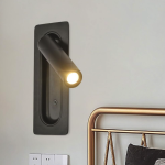 La elegancia de la lámpara de pared empotrada junto a la cama