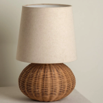 Lámpara de mesa pequeña con base de ratán