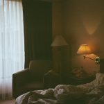 Lámpara de mesa pequeña con base de ratán