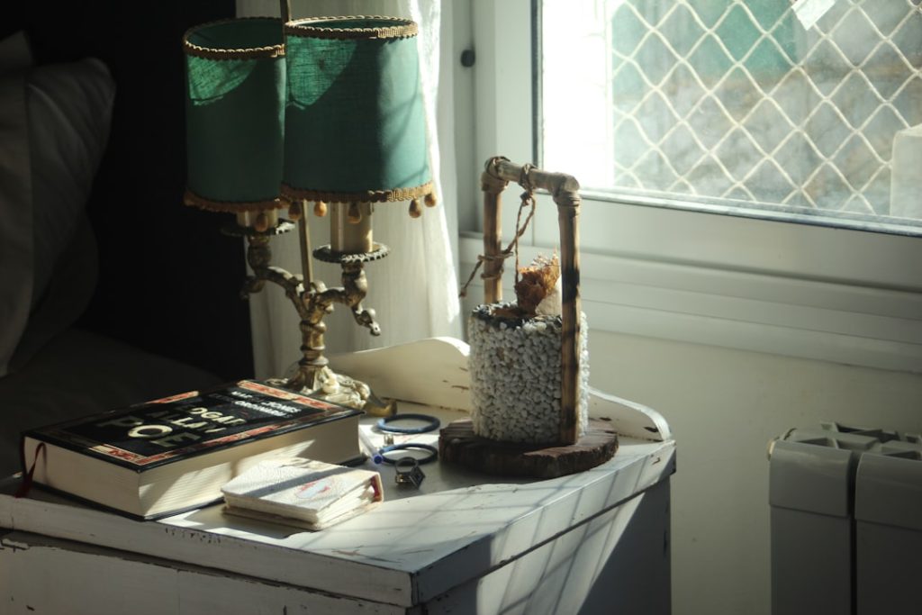 Photo marble and brass desk lamp