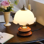Espacio de trabajo con lámpara de escritorio estilo retro