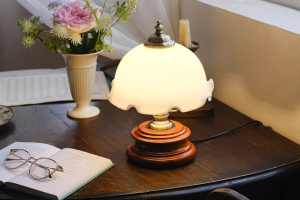 Espacio de trabajo con lámpara de escritorio estilo retro