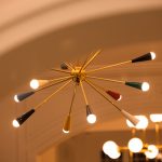 Diseño de iluminación de araña de níquel cepillado para escaleras