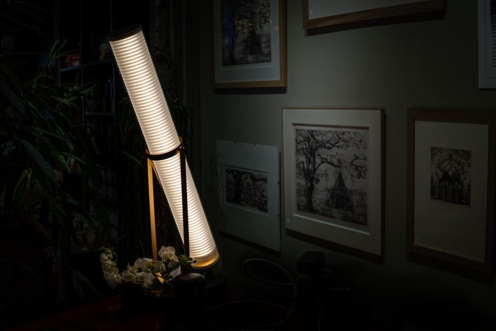 Photo torchier floor lamp
