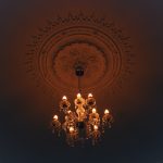 Espléndido candelabro dorado para vestíbulo de techo alto