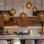 Iluminación brillante para cristalería en cocina de estantes abiertos